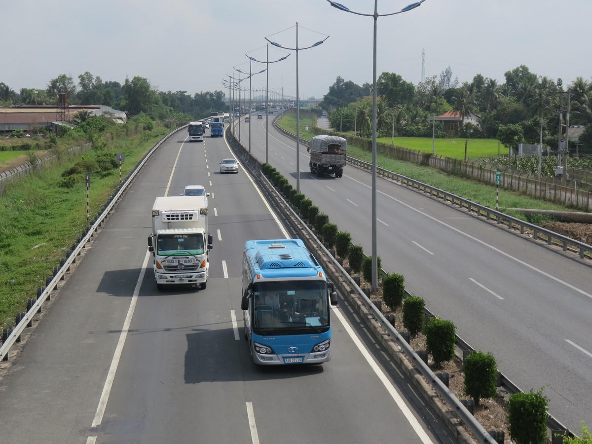 Đề xuất người mới lấy bằng lái xe không được đi vào đường cao tốc gây ý kiến tranh cãi.