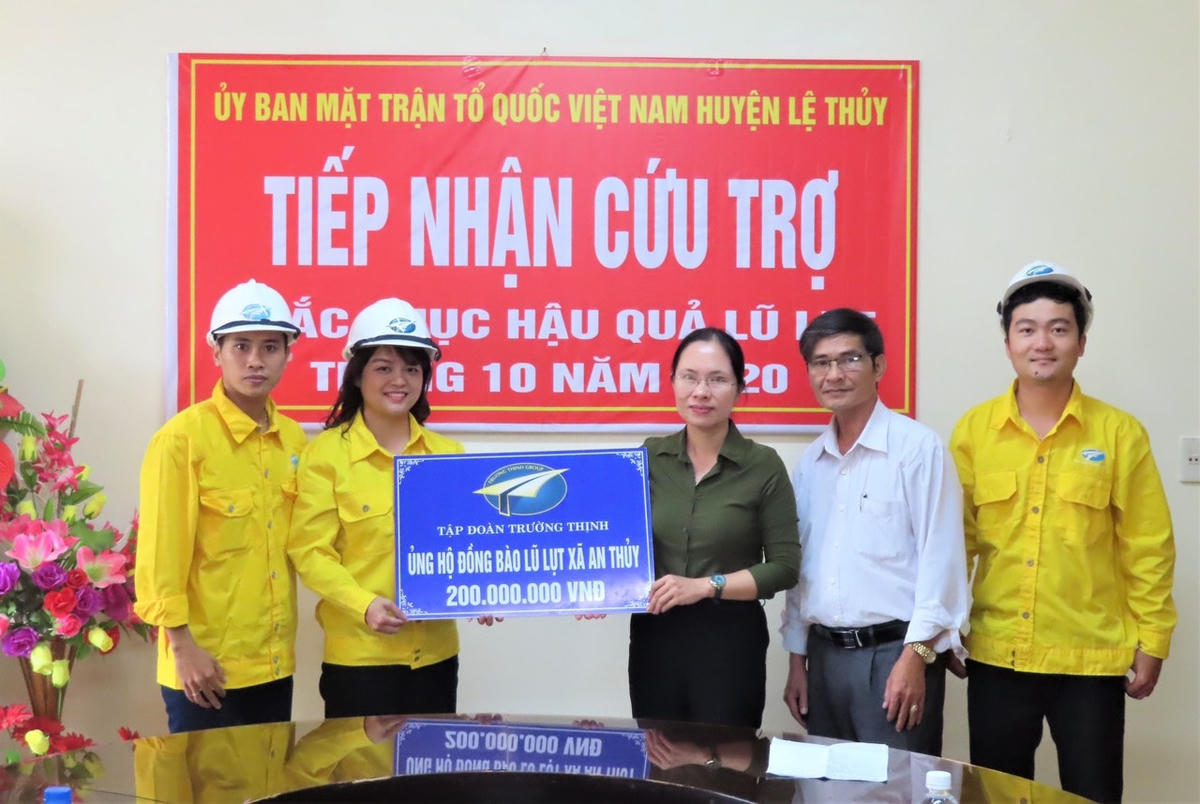 Bà Ninh Thị Hòa, Chủ tịch Ủy ban MTTQ Việt Nam huyện Lệ Thủy, bày tỏ xúc động trước nghĩa tình mà Tập đoàn Trường Thịnh dành cho bà con bị thiệt hại nặng ở vùng lũ.