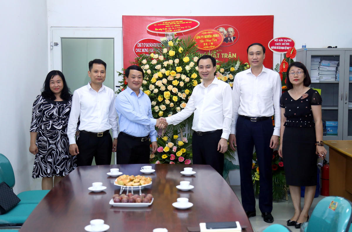 Phó Chủ tịch - Tổng Thư ký Hầu A Lềnh tặng hoa chúc mừng Tạp chí Mặt trận. (Ảnh Kỳ Anh).