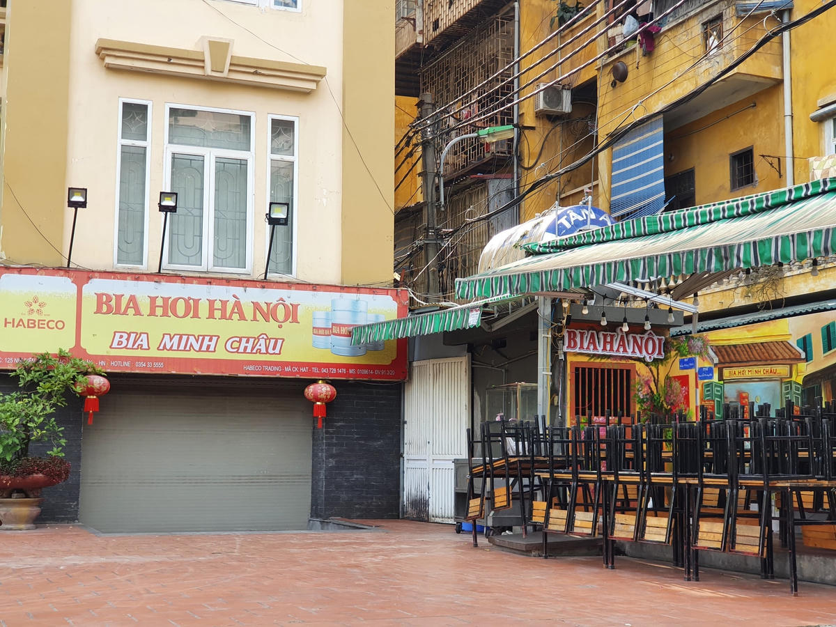 Một quán bia hơi khác trên đường Nguyễn Phong Sắc cũng đã thu dọn bàn ghế, đóng cửa im lìm.