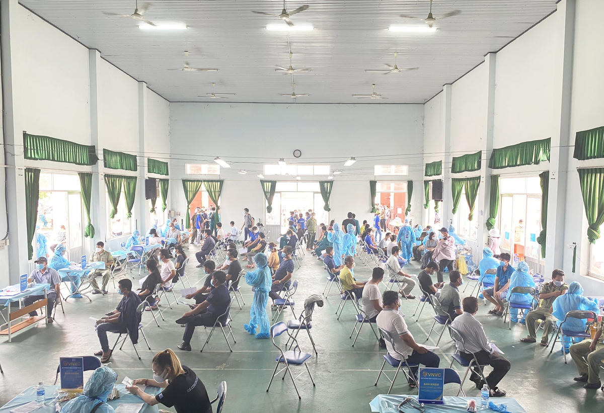Người dân, công nhân Bình Dương chờ tiêm vaccine Covid-19.