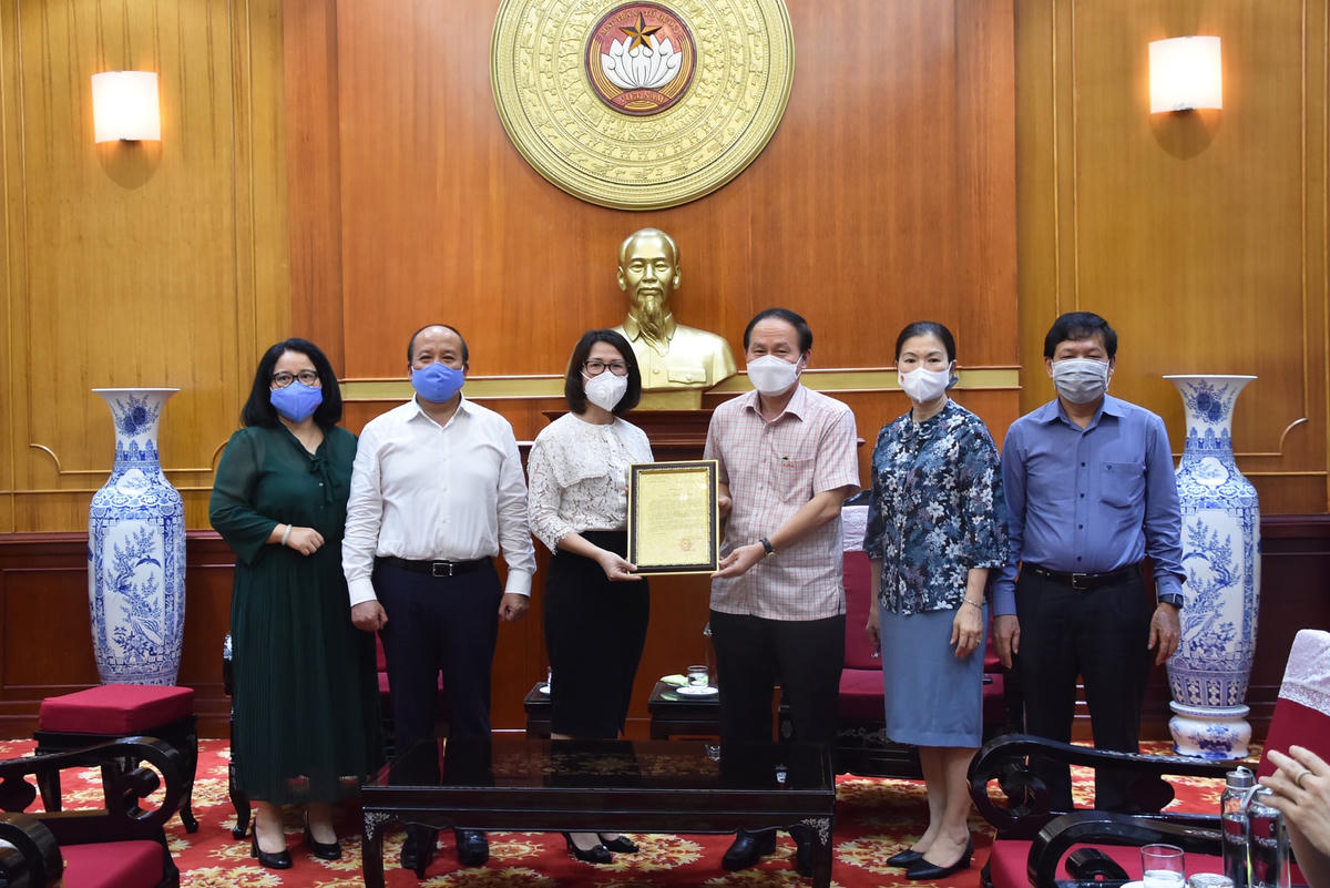 Phó Chủ tịch - Tổng Thư ký Lê Tiến Châu trao thư cảm ơn sự chung tay ủng hộ trong công tác phòng, chống dịch Covid-19.