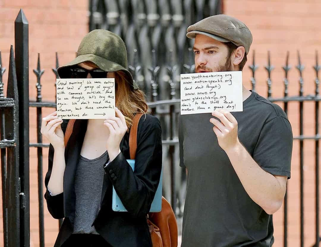 Emma Stone và Andrew Garfield đã từng phải sử dụng tấm ảnh không mong muốn của họ để nâng cao nhận thức cho một hoạt động từ thiện.  