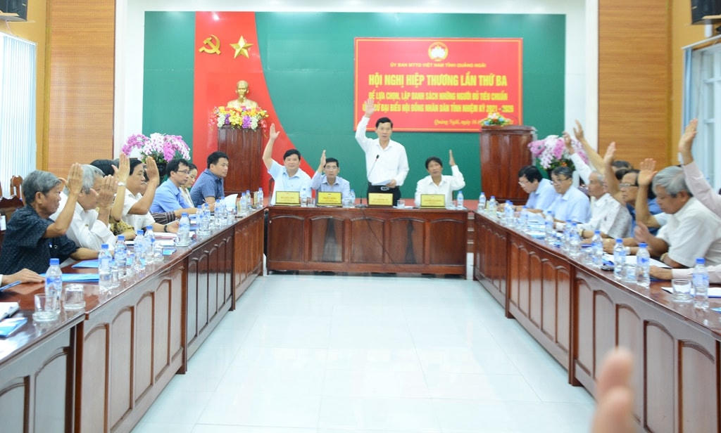 Các đại biểu biểu quyết thống nhất 87 ứng cử viên đại biểu HĐND tỉnh khóa XIII.