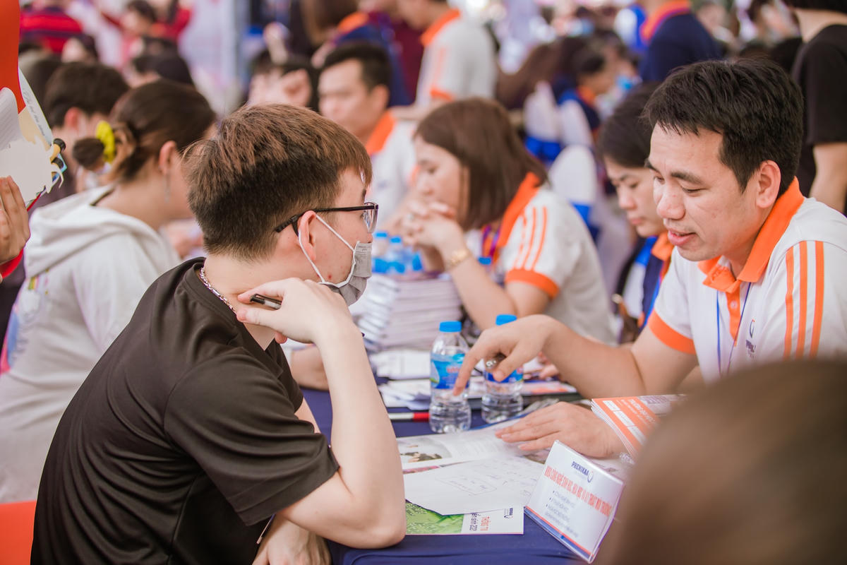 Tư vấn, tuyển sinh cho học sinh.  Nguồn: Đại học Phenikaa.