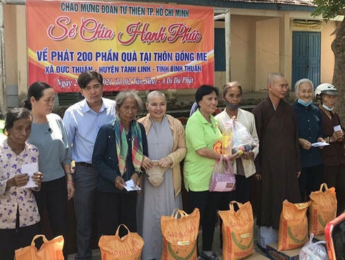 Tặng quà cho người nghèo là  đồng bào tộc thiểu số DTTS huyện Tánh Linh (Bình Thuận).
