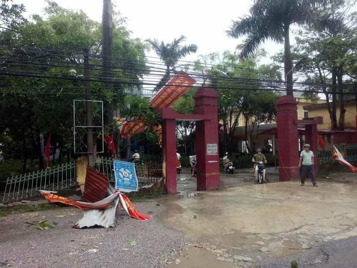 Tường bao cổng vào trụ sở xã An Vũ bị đổ.