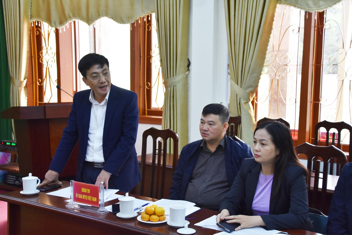 Các đại biểu tham gia trao đổi, thảo luận tại buổi làm việc.