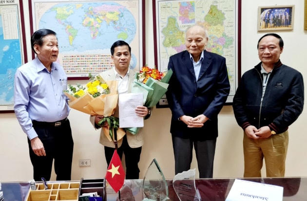 TS. Nguyễn Anh Tuấn, Tổng biên tập Tạp chí Nhà đầu tư tặng hoa, phát biểu giao nhiệm vụ cho tân Phó Tổng biên tập Nguyễn Phong Cầm. Ảnh: Báo Nhà đầu tư.