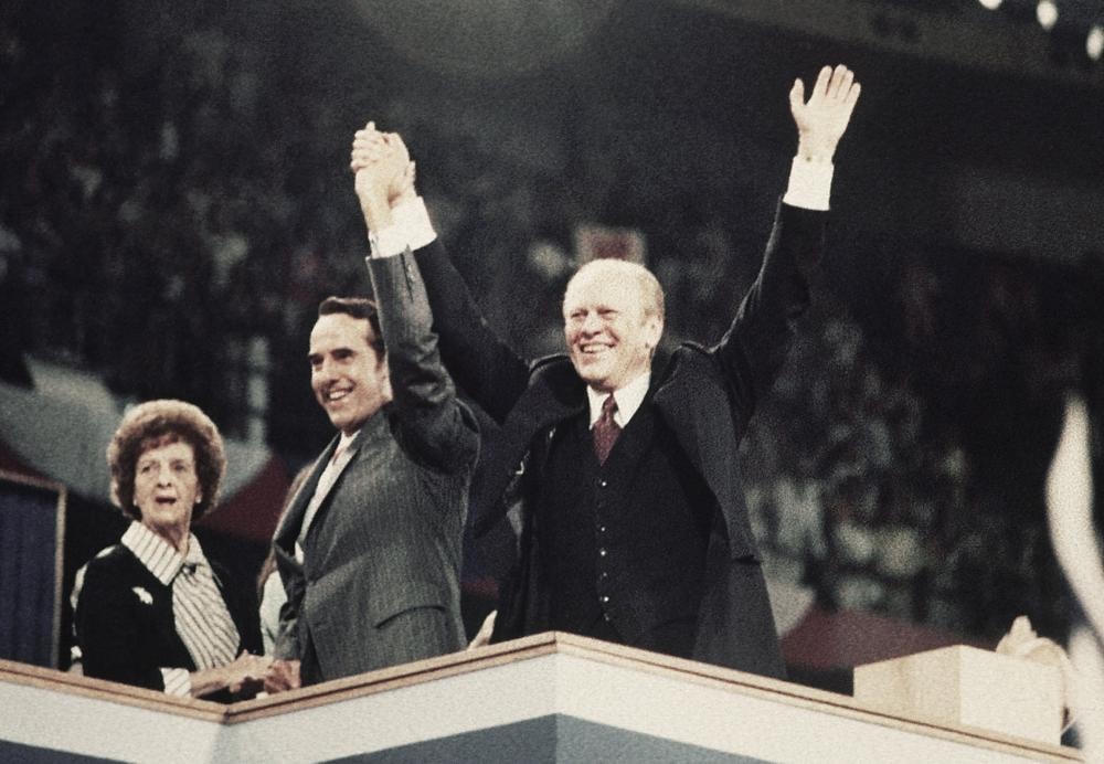 Thượng nghị sĩ Bob Dole (ở giữa), mẹ ông Bina Dole (bên trái) và Tổng thống Gerald Ford xuất hiện cùng nhau trong đêm cuối cùng của Đại hội Đảng Cộng hòa tại Kemper Arena ở thành phố Kansas, ngày 19/8/1976.