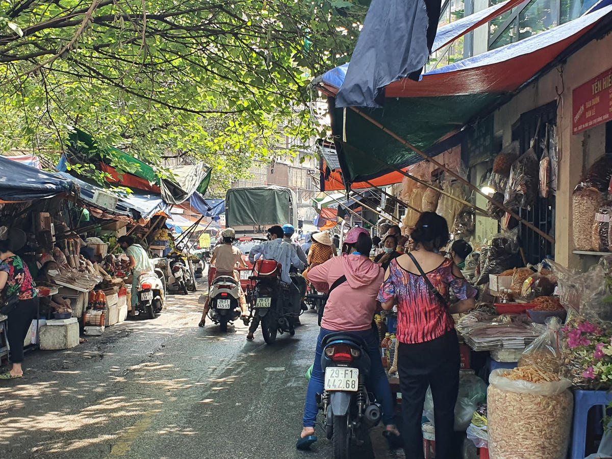 Trái với khung cảnh đìu hiu của vài ngày trước, chợ Đồng Xuân đã tấp nập người mua bán.