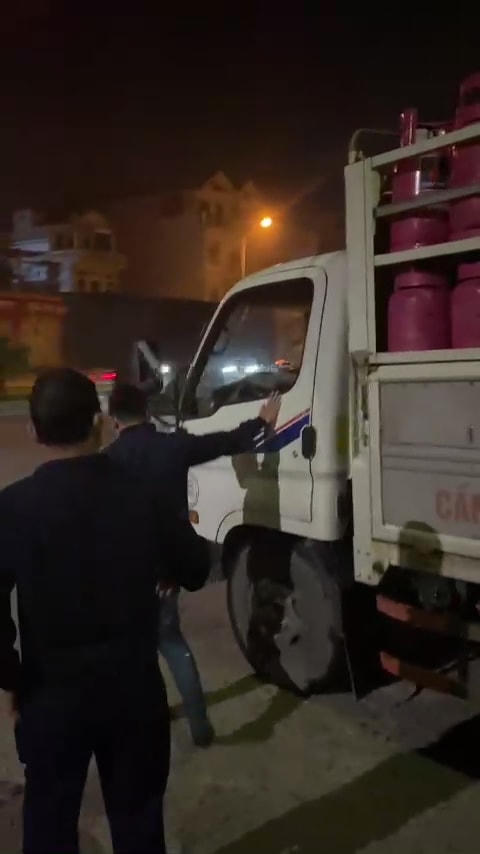 Xe của Công ty CP Kinh doanh và XNK khí Gas hoá lỏng Vạn Lộc chở hàng nghìn bình gas mang nhãn hiệu Petrovietnam, Petrovietnam Gas ra khỏi Cty vào 4h sáng ngày 29/3. (Ảnh cắt từ Clip).