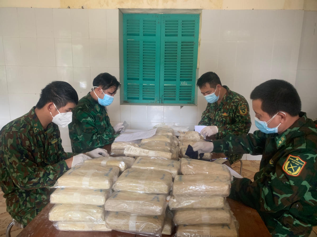 Kiểm đếm tang vật số ma túy do 2 đối tượng người Lào vận chuyển.