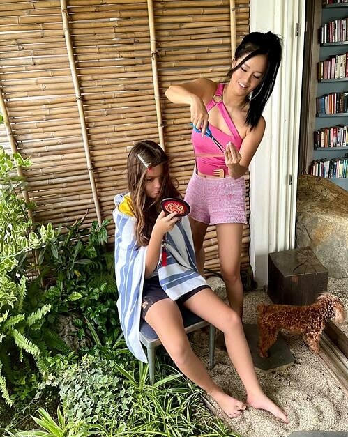 Bé Tép miễn cưỡng để mẹ cắt tóc vì không thể đến salon. Cô bé tỏ vẻ thiếu tin tưởng vào tay nghề của mẹ nên luôn cầm gương theo sát tình hình. Hồng Nhung kể, cắt xong tóc con ngắn hơn 15cm, cũng đẹp nhưng Tép vẫn không muốn khen mẹ và đòi hết giãn cách sẽ đến cắt tại salon.