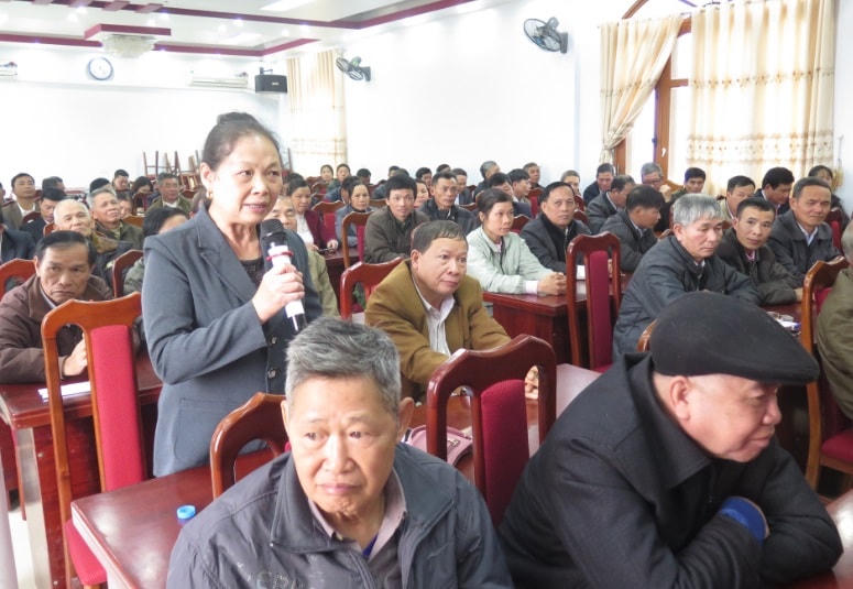 Một cuộc họp lắng nghe ý kiến người có uy tín ở huyện Bạch Thông.