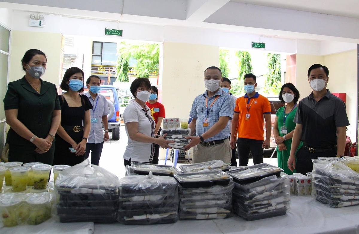 Ông Mai Văn Hạnh, Phó Tổng giám đốc Công ty Cổ phần BNAFOODS Việt Nam cho hay: “Chương trình được phối hợp với Food Banks Việt Nam là chương trình tình nguyện thứ 3 chúng tôi có tham gia để tặng các suất cơm cho các đơn vị tuyến đầu chống dịch của quận Hai Bà Trưng và quận Ba Đình. Qua tìm hiểu, chúng tôi nhận thấy lực lượng này gặp rất nhiều khó khăn, hiện tại BNAFOODS có cơ sở bếp ăn với nhiều nhân sự nên cũng mong hỗ trợ được phần nào đó cùng xã hội để chung tay vượt qua đại dịch”.