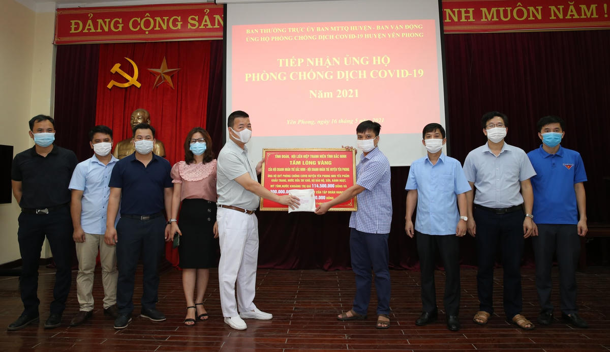 Ông Mẫn Ngọc Anh, Chủ tịch Hội Doanh nhân trẻ tỉnh Bắc Ninh (thứ 5 từ trái qua) ủng hộ huyện Yên Phong phòng, chống dịch Covid-19.