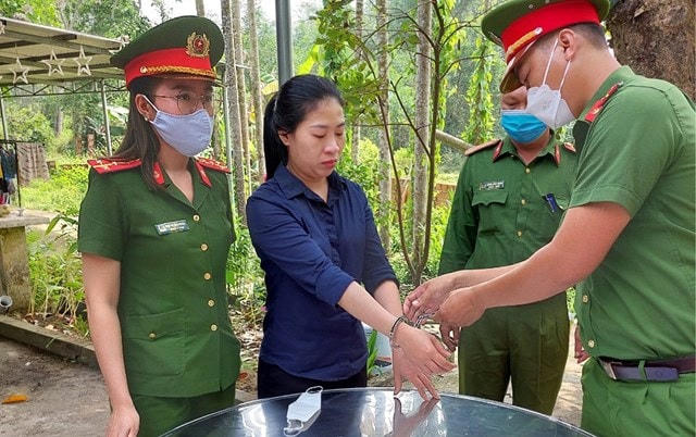 Vì lừa đảo chiếm đoạt tài sản, bà Trang phải tra tay vào còng.