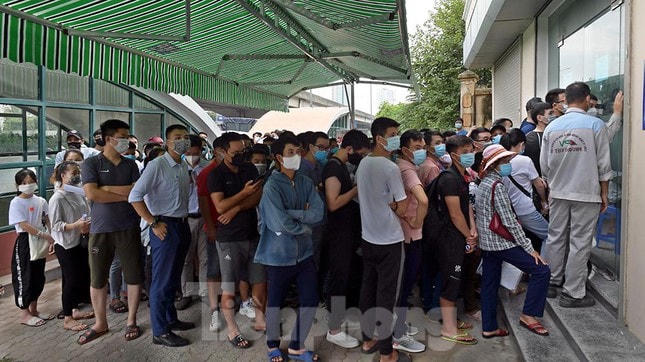 Đông nghịt người chen lấn chờ xét nghiệm Covid-19 tại Hà Nội