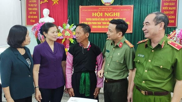 Phó Chủ tịch Trương Thị Ngọc Ánh trao đổi cùng các đại biểu tham dự Hội nghị.