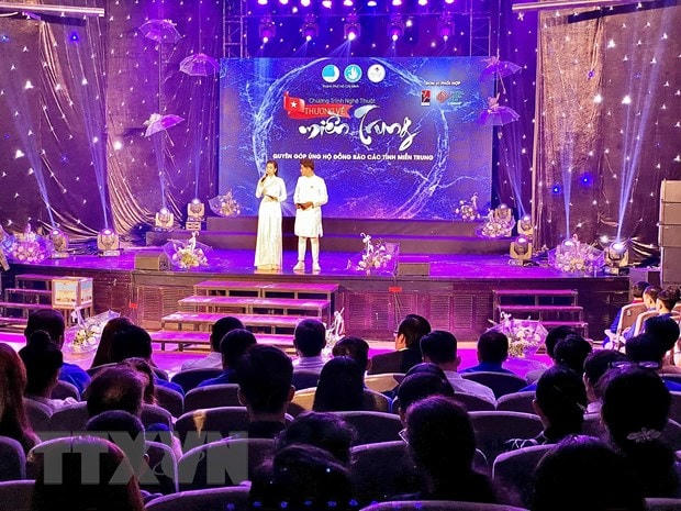 Chương trình nghệ thuật "Thương về miền Trung"(Ảnh: Hồng Giang/TTXVN).
