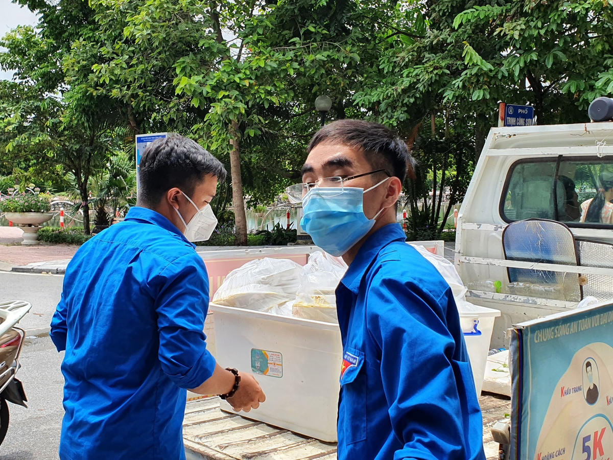 Những suất cơm được chở bằng ô tô đến các phường theo số lượng đã đăng kí trước.