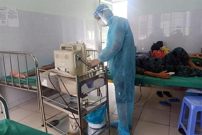 Điều trị F0 cho bệnh nhân tại Bệnh viện dã chiến. 