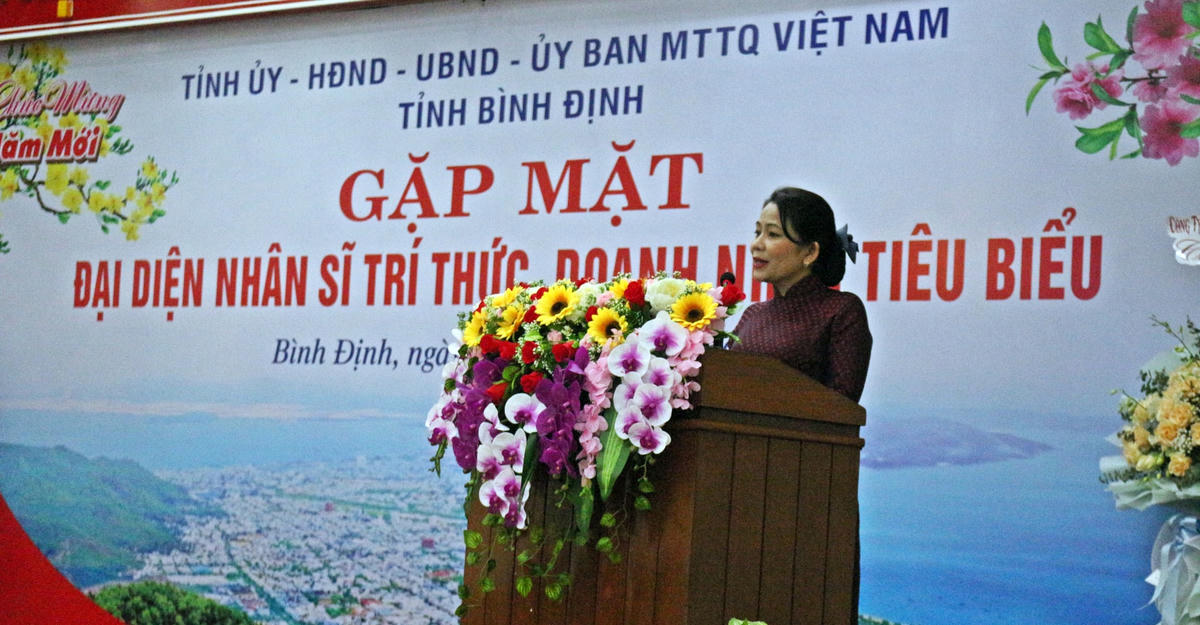 Bà Nguyễn Thị Phong Vũ, Chủ tịch Ủy ban MTTQ Việt Nam tỉnh Bình Định phát biểu tại buổi gặp mặt.