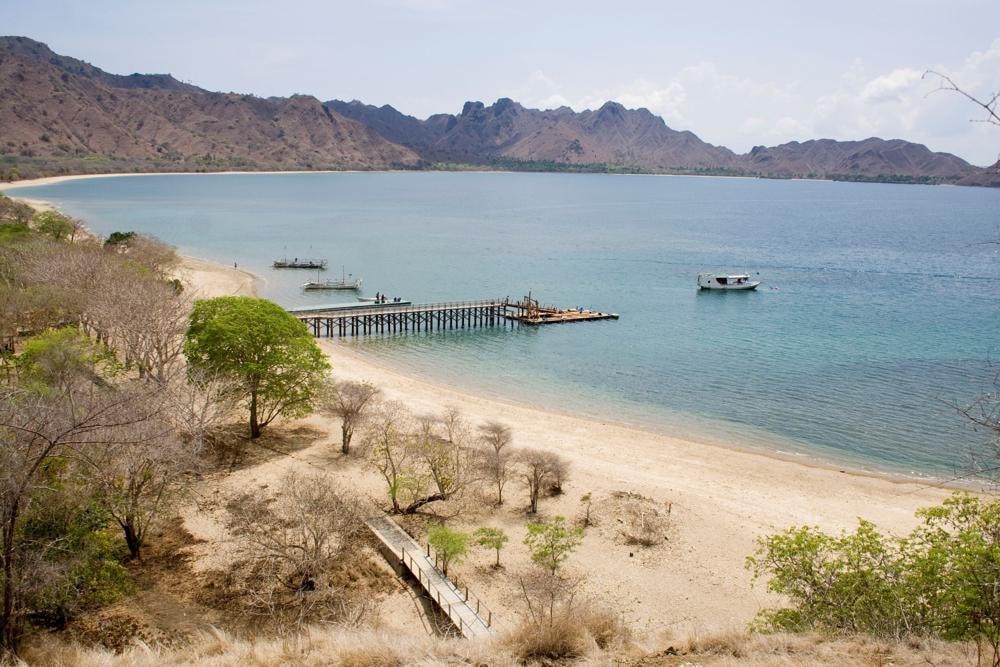 Một bãi biển tại Vườn Quốc gia Komodo ở Indonesia. Ảnh: AP.