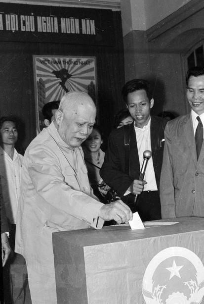 Chủ tịch Tôn Đức Thắng bỏ phiếu tại hòm phiếu số 18, tiểu khu Lê Hồng Phong, khu phố Ba Đình, Hà Nội. (Ảnh: TTXVN).