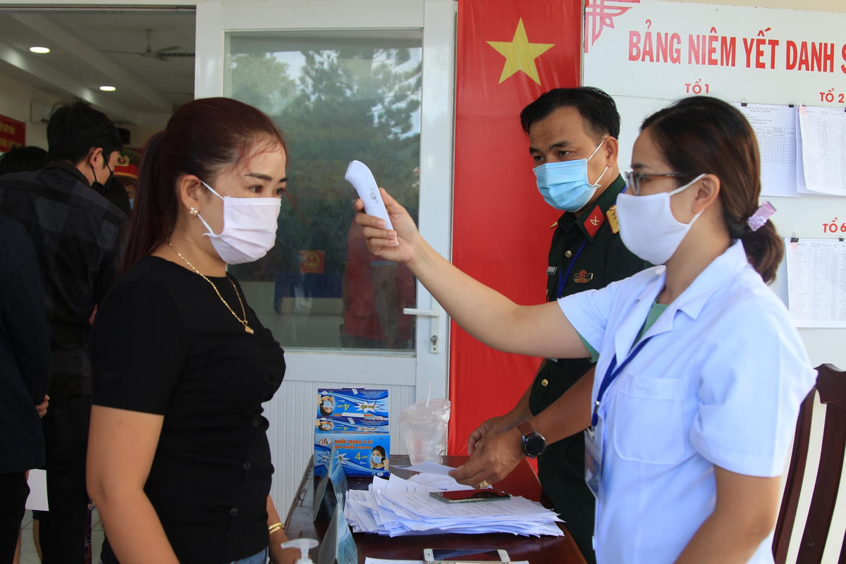 Cử tri huyện Côn Đảo được đo thân nhiệt trước khi vào khu vực bầu cử.