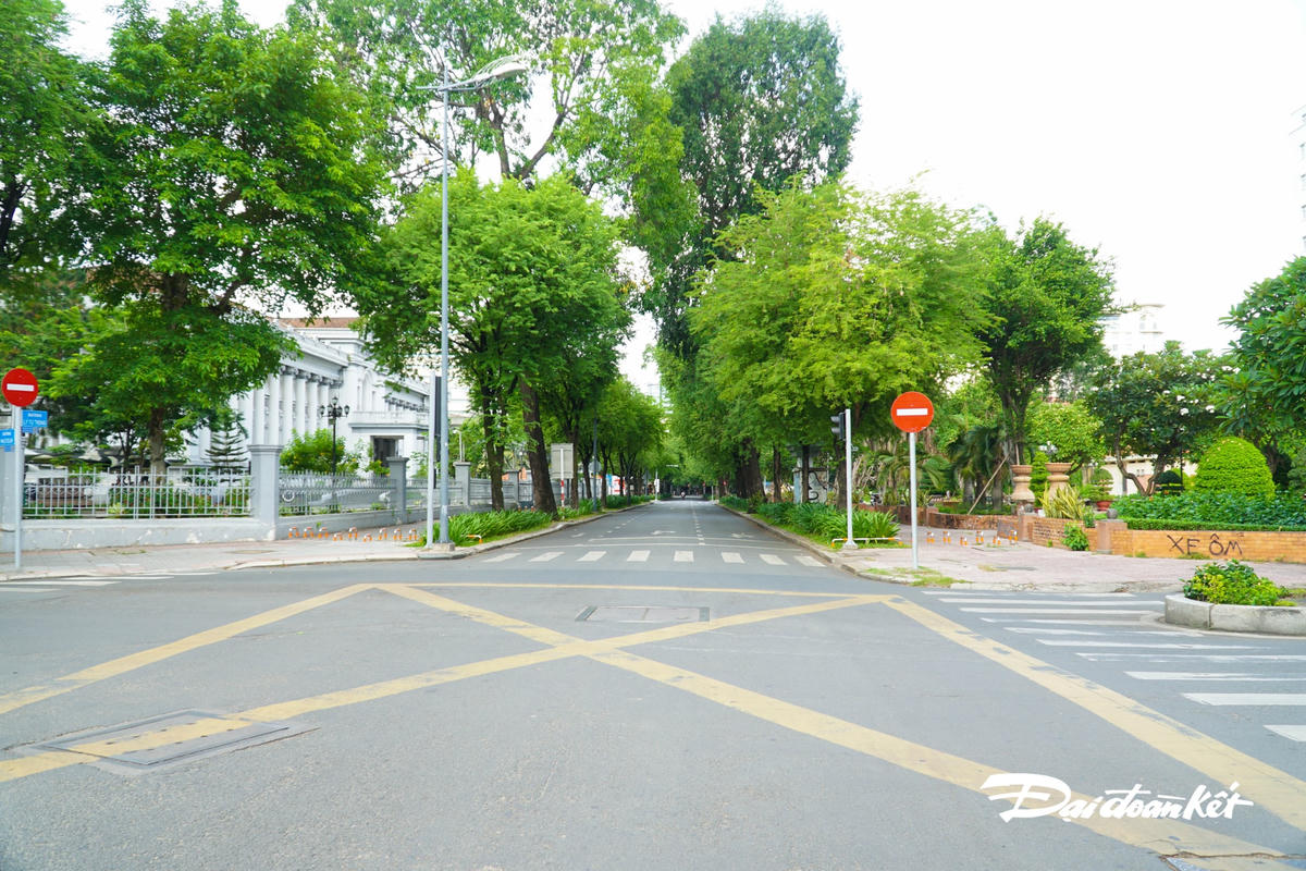 Giao lộ Lý Tự Trọng và Pasteur không một bóng người qua lại dù là sang chủ nhật.