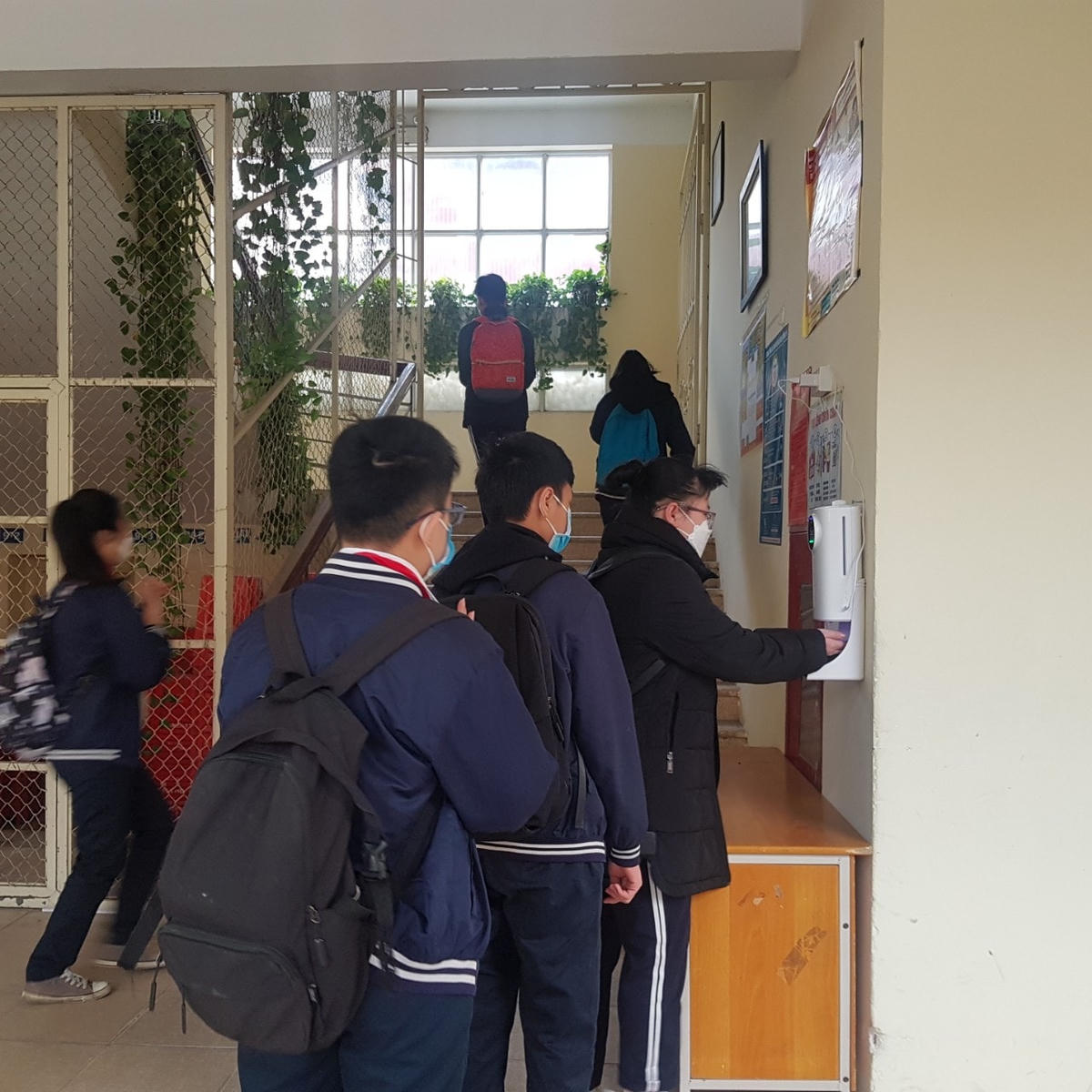 Học sinh Trường THCS Bế Văn Đàn trong những ngày đầu trở lại trường sau thời gian dài học trực tuyến.