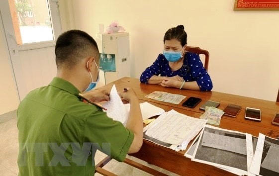 Đối tượng Lê Thị Minh Khánh tại cơ quan công an. (Ảnh: TTXVN phát).
