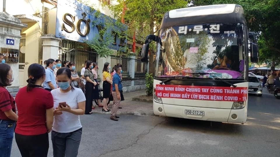 Đoàn y, bác sĩ của tỉnh Ninh Bình lên đường vào TP Hồ Chí Minh chống dịch.