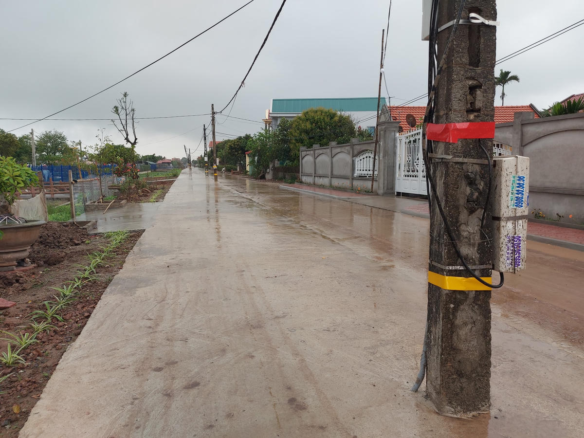 Theo người dân địa phương, kể từ khi triển khai dự án mở rộng đường giao thông xã Khánh Thủy từ 7m lên 9m vào đầu năm 2020, các đơn vị liên quan đã không tiến hành di dời các cây cột điện cũ mà họ đổ thẳng bê tông lấp luôn các hố chôn cột điện.