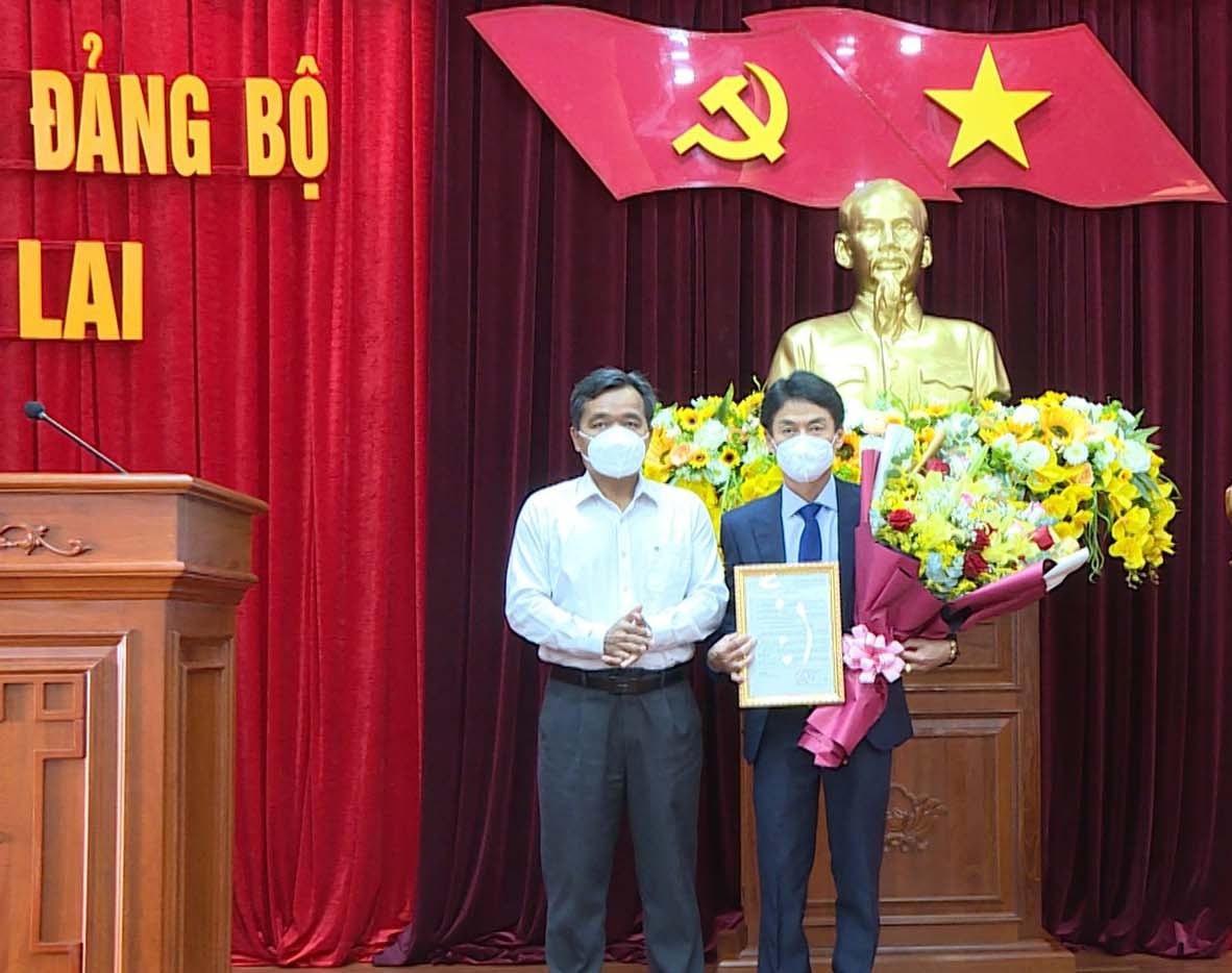  Ông Hồ Văn Niên, Bí thư Tỉnh ủy Gia Lai trao Quyết định và tặng hoa chúc mừng ông Dương Minh Đức tân Chánh Văn phòng Tỉnh ủy Gia Lai. 