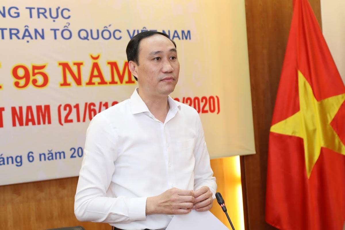 Phó Chủ tịch Phùng Khánh tài phát biểu tại buổi gặp mặt.