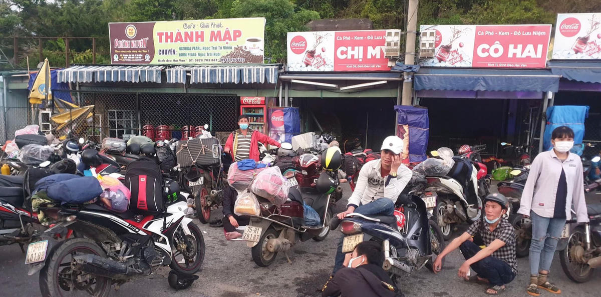 Đoàn người từ TP Hồ Chí Minh về quê tránh dịch, tạm nghỉ trên đỉnh đèo Hải Vân. Ảnh: CSGT Đà Nẵng.