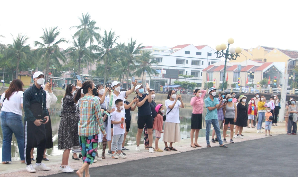 Rất đông người dân, du khách đến xem Ngày hội khinh khí cầu.