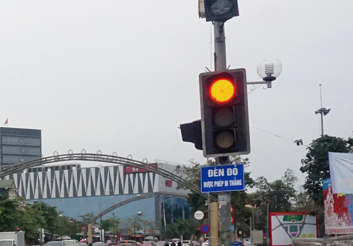 Tấm biển "đèn đỏ được phép đi thẳng" lắp dưới cụm tín hiệu giao thông giao nhau giữa đường Hồ Tùng Mậu và Nguyễn Văn Cừ (TP Vinh, Nghệ An).