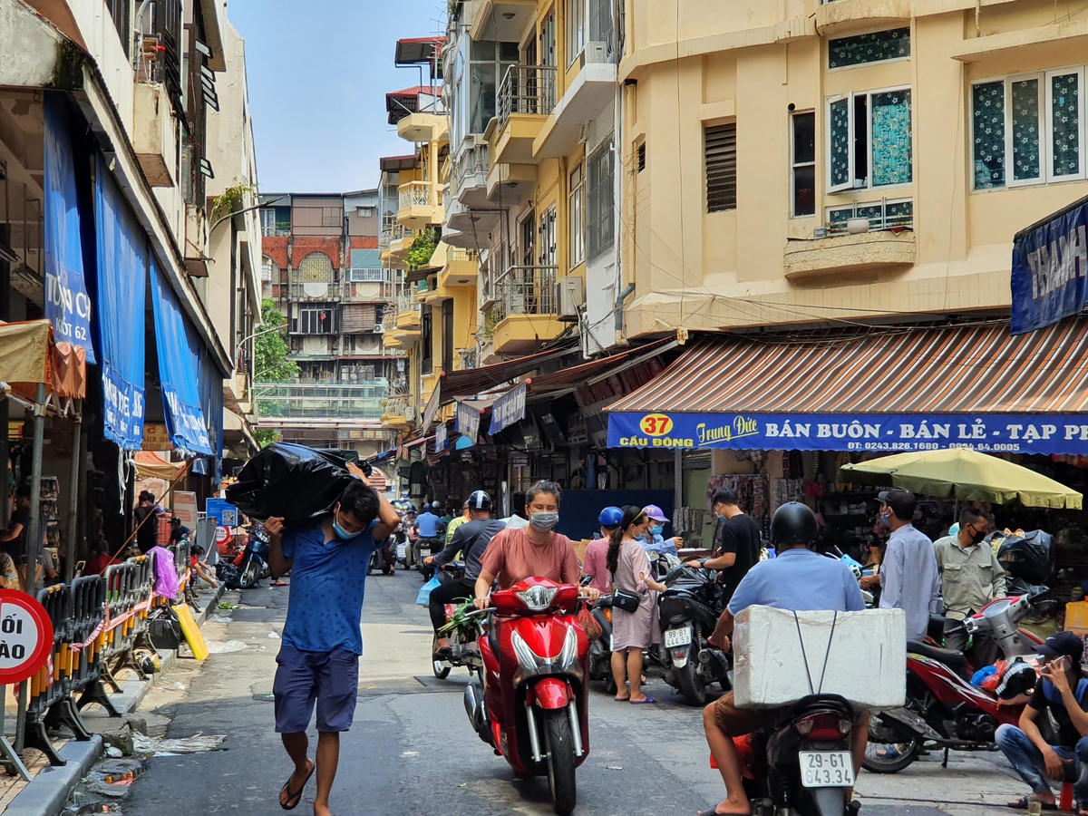 Chợ Cầu Đông cũng hoạt động tấp nập trở lại.