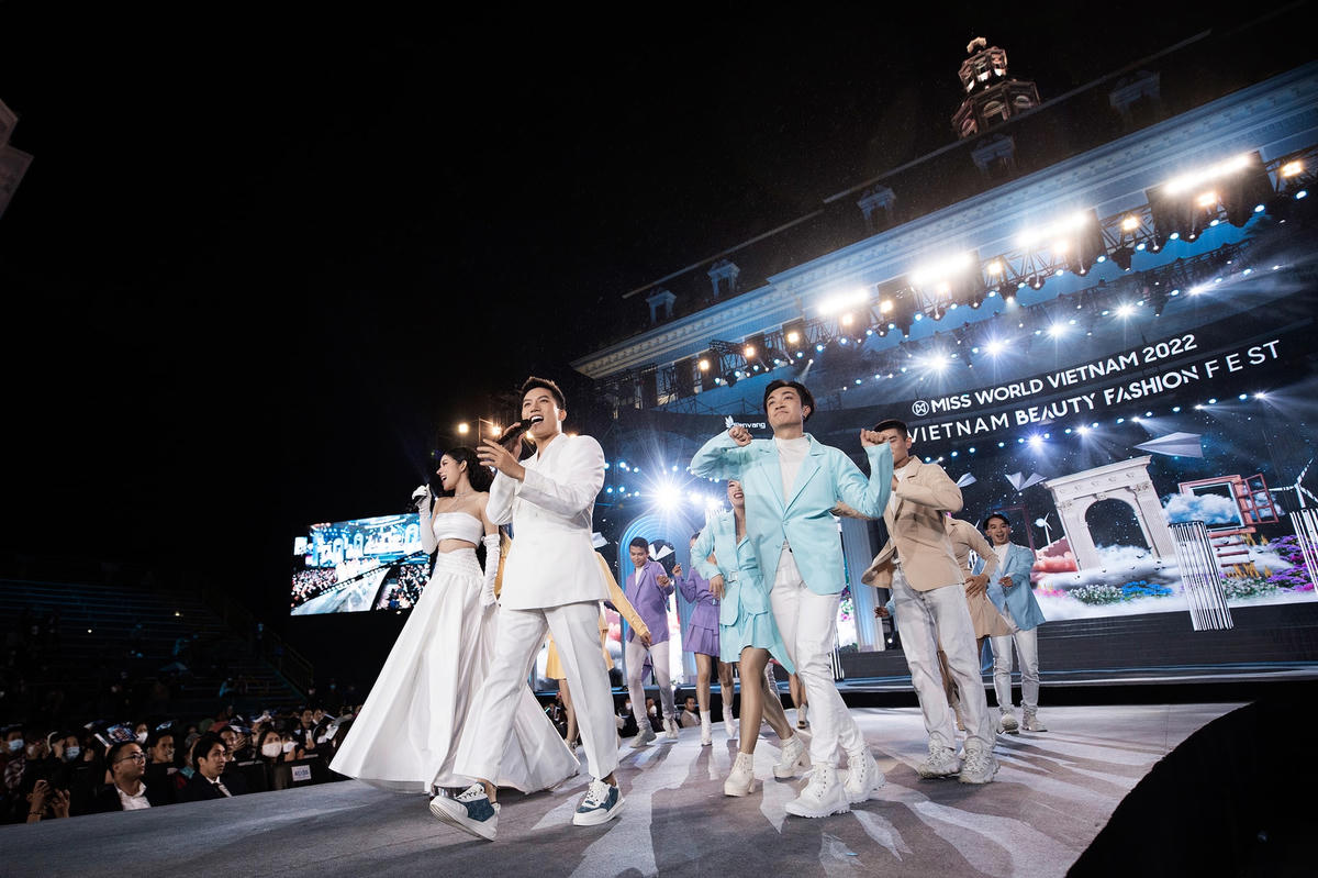 Bên cạnh Á hậu Phương Nga – Bình An, đêm diễn “Vietnam Beauty Fashion Fest” còn có sự xuất hiện của cặp Sao LyLy – Anh Tú.