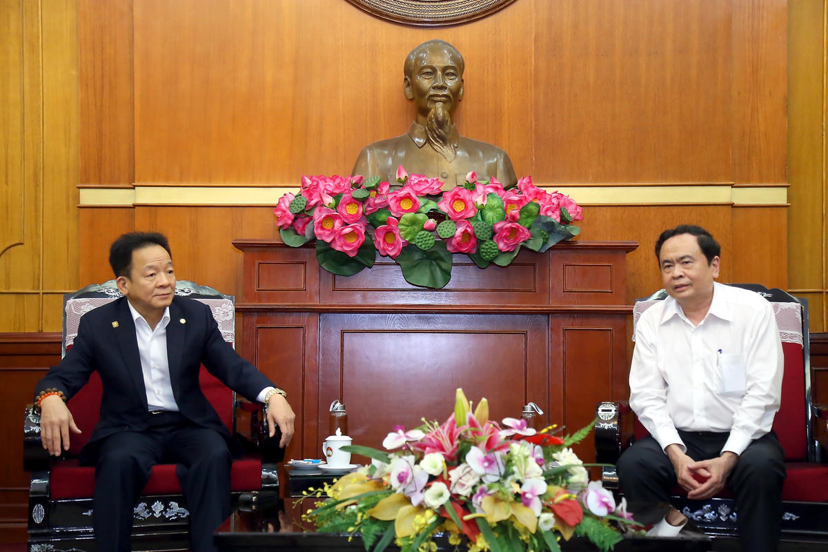 Chủ tịch Trần Thanh Mẫn trò chuyện cùng ông Đỗ Quang Hiển, Tổng Giám đốc Tập đoàn T&T. Ảnh: Kỳ Anh.