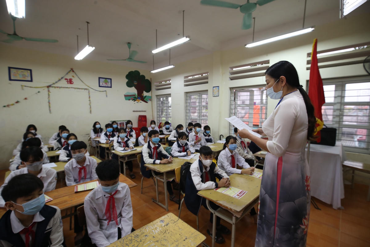 Cô và trò Trường THCS Phú Châu tại lớp học.