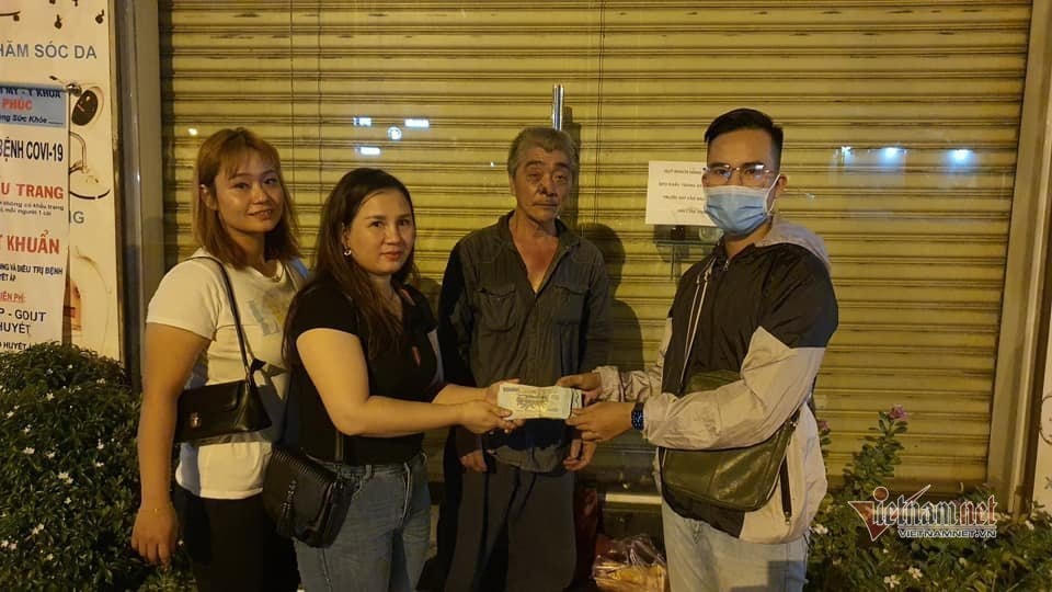 Anh Lê Thanh Trung (bìa phải) kêu gọi được hàng trăm triệu giúp đỡ người gặp nạn.