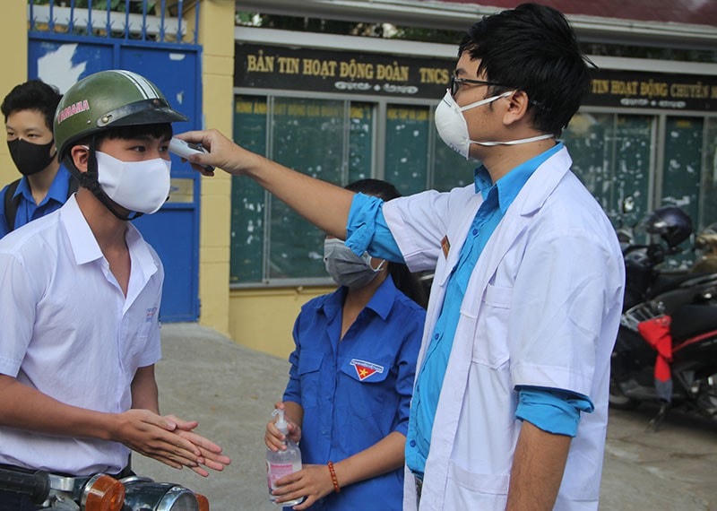 Các em đến trường học trực tiếp sẻ được đo thân nhiệt và sát khuẩn