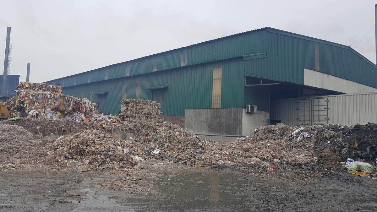 Môi trường ô nhiễm trầm trọng ở cụm công ngiệp nghiệp Phú Lâm (huyện Tiên Du, Bắc Ninh). Ảnh: Minh Quân.