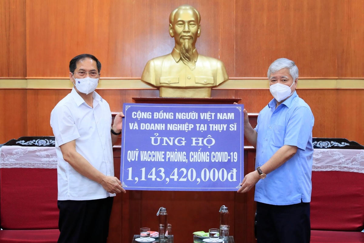 Chủ tịch Đỗ Văn Chiến tiếp nhận ủng hộ từ Cộng đồng người Việt Nam và doanh nghiệp tại Thụy Sĩ.