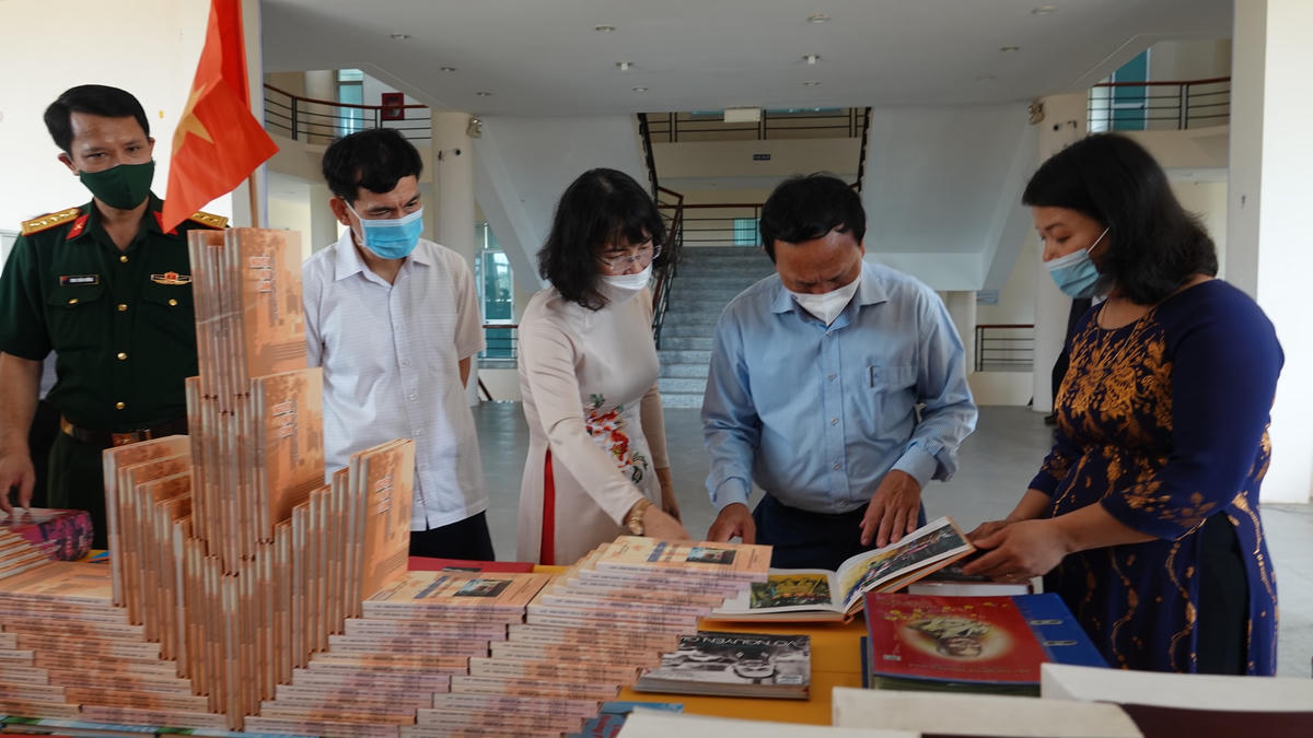 Trưng bày sách về cuộc đời và sự nghiệp Đại tướng Võ Nguyên Giáp.